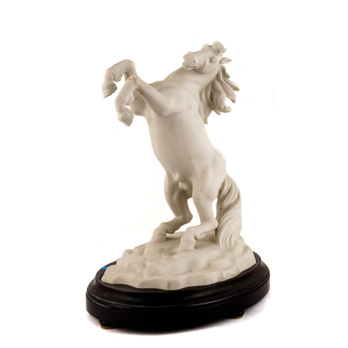 Sub.:4 - Lote: 1328 -  Caballo en corbeta. Escultura en biscuit. Con marcas en la base