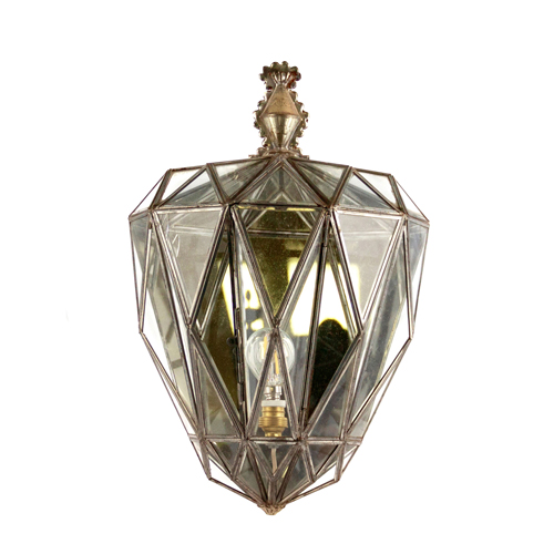 Sub.:4 - Lote: 1365 -  Aplique de pared en forma de farol. Estructura met�lica con cristales triangulares