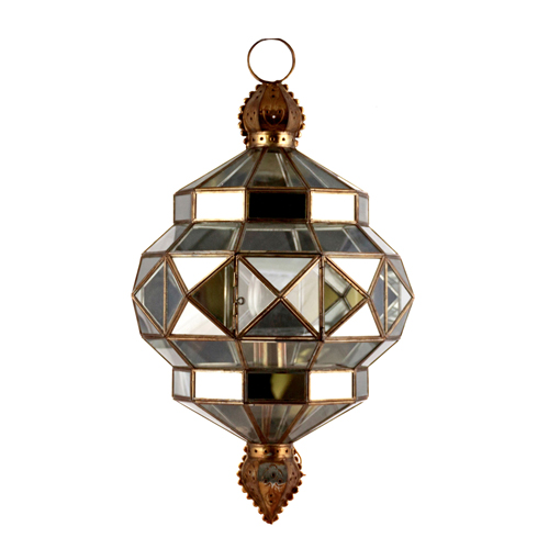 Sub.:4 - Lote: 1366 -  Aplique de pared. Con forma de farol en hierro dorado. Formas geom�tricas.