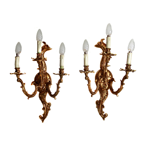 Sub.:4 - Lote: 1405 -  Pareja de apliques estilo Luis XV en bronce 3 luces