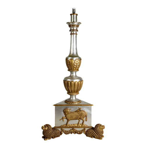 Sub.:4 - Lote: 1384 -  Hachero. En madera plateada y dorada. Reposa sobre tres figuras de leon. Con representaci�n del cordero m�stico en la base.