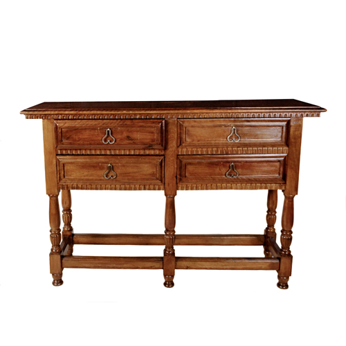 Sub.:4 - Lote: 1349 -  Taquill�n de cuatro cajones sobre patas torneadas unidas por chambranas. Con tiradores de tijera.