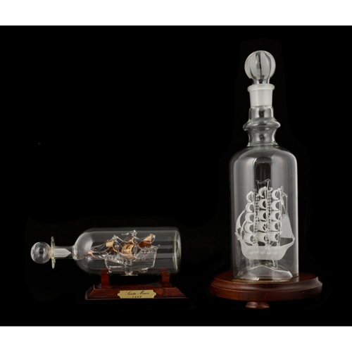 Sub.:4 - Lote: 1363 -  Lote de dos botellas de cristal con maqueta de barco en el interior.