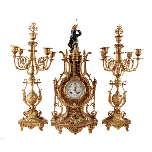 Sub.:4 - Lote: 125 -  Reloj con guarnicin. En bronce dorado y patinado. Estilo Napolen III, s. XX.