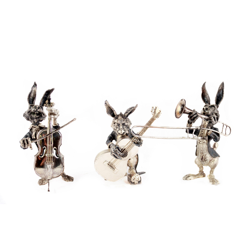 Sub.:4 - Lote: 1266 -  Lote de tres conejos m�sicos. En metal plateado.