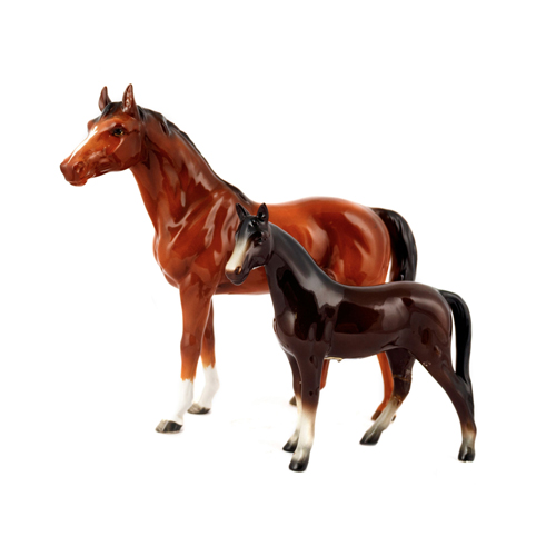 Sub.:4 - Lote: 1344 -  Pareja de caballos en ceramica, uno con pata consolidada.