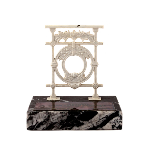 Sub.:4 - Lote: 1330 -  Barandilla de la Concha. Escultura en hierro fundido y pintado. Emblema de la ciudad