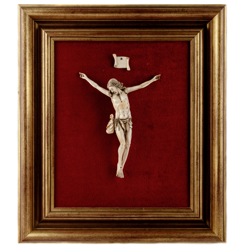 Sub.:4 - Lote: 1307 -  Cristo en marfil de estilo cl�sico. Enmarcado, sobre fondo de terciopelo rojo.