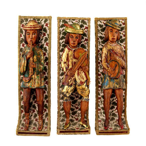 Sub.:4 - Lote: 1308 -  Conjunto de 3 altorrelieves de ni�os m�sicos en madera policromada
