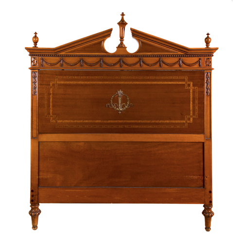 Sub.:4 - Lote: 1456 -  Cama en madera patinada estilo neocl�sico