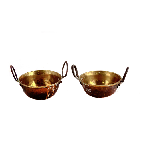 Sub.:4 - Lote: 1302 -  Pareja de cuencos. En laton con asas de hierro Finales S. XIX.