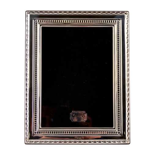 Sub.:4 - Lote: 1418 -  Lote de dos portarretratos ingleses plateados con cenefa.