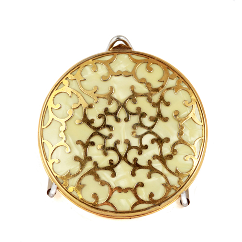 Sub.:4 - Lote: 1390 -  Polvera con decoraci�n en metal dorado y n�car amarillo.