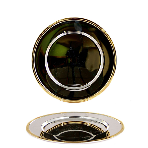 Sub.:4 - Lote: 1329 -  Juego de seis bajo platos met�licos con banda dorada en el borde.