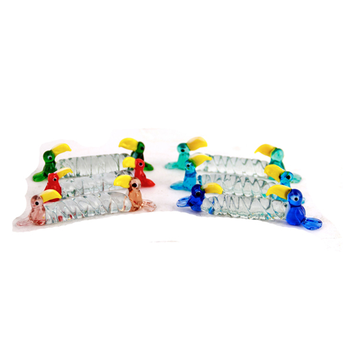 Sub.:4 - Lote: 1370 -  Lote de seis reposa cubiertos en cristal con tucanes en los extremos