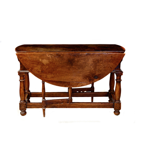 Sub.:4 - Lote: 1421 -  Mesa de alas en madera de nogal con dos cajones en los laterares decorados con cuaterones tallados. 