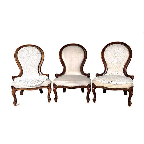 Sub.:4 - Lote: 134 -  Tres sillas. De poca isabelina para costura en madera de nogal.