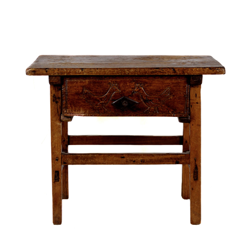 Sub.:4 - Lote: 1281 -  Mesa de pino con caj�n tallado (dos aves enfrentadas)