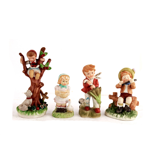Sub.:4 - Lote: 128 -  Lote de cuatro figuritas de nios en biscuit policromado.