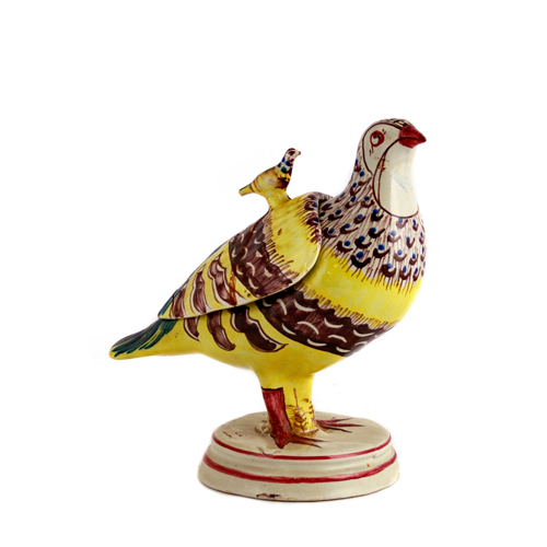 Sub.:4 - Lote: 1424 -  Perdiz en cer�mica prolicromada con tapa. Presenta marcas de roturas en la tapa.