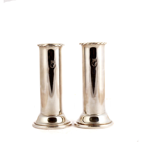 Sub.:4 - Lote: 1289 -  Pareja de Floreros en metal plateado. Inscripci�n grabada: Z coronada.