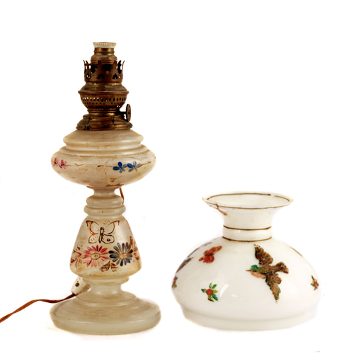 Sub.:4 - Lote: 1275 -  Quinqu� de sobremesa en opalina pintada, con tulipa asociada.