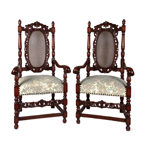 Sub.:4 - Lote: 1382 -  Pareja de sillones. De estilo Jacobino, en madera tallada y torneada. Con respaldo de rejilla.