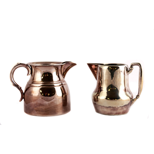 Sub.:4 - Lote: 1379 -  Dos jarras de metal