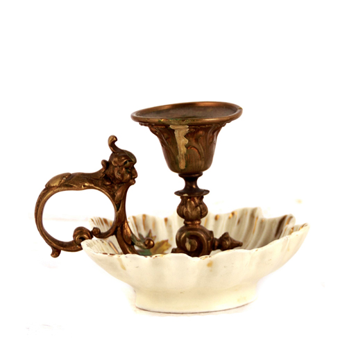 Sub.:4 - Lote: 1292 -  Palmatoria en bronce y porcelana decorada
