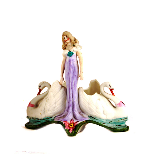 Sub.:4 - Lote: 1368 -  Centro en biscuit coloreado de ni�a con cisnes