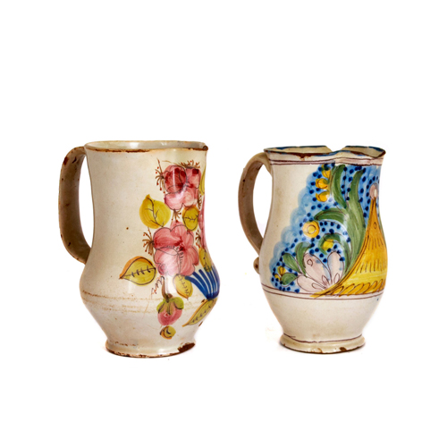 Sub.:4 - Lote: 130 -  Dos jarras. Cermica de Manises. Decoracin a base de motivos florales y zoomorfos sobre fondo blanco, s. XIX.