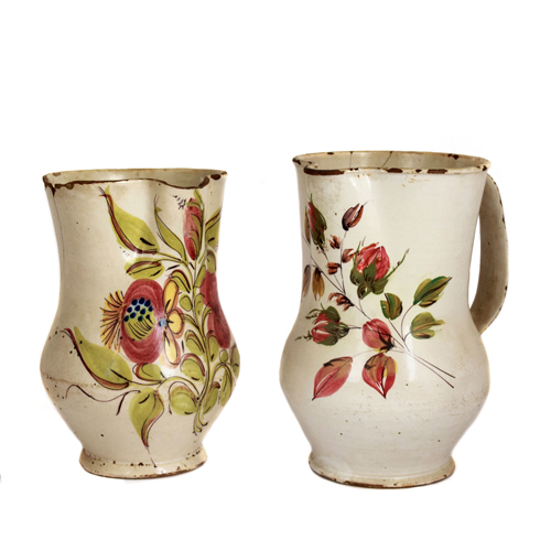 Sub.:4 - Lote: 122 -  Lote de dos jarras en cermica de Manises esmaltada con decoracin a base de motivos florales sobre fondo blanco.