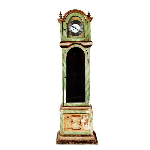 Sub.:4 - Lote: 124 -  Reloj de caja. Madera con marmoreado verde y esfera de latn gris. 