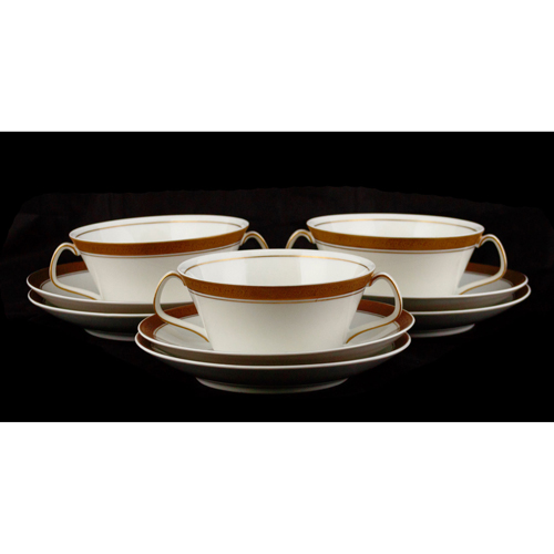 Sub.:4 - Lote: 1468 -  Lote de tres tazas de consom� con seis platos. Cenefa dorada.