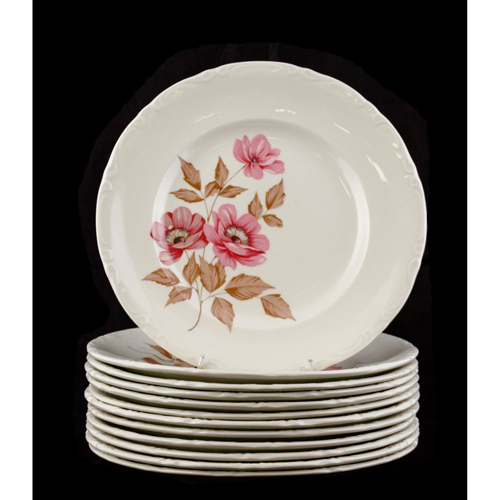 Sub.:4 - Lote: 1467 -  Doce platos de postre. En porcelana blanca con decoraci�n floral rosa.