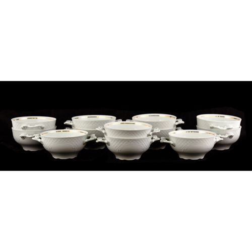Sub.:4 - Lote: 1483 -  Doce tazas de consom� con platos con ribete dorado. En porcelana blanca de Vidasoa .