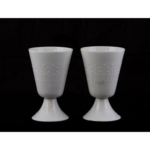 Sub.:4 - Lote: 1484 -  Pareja de Floreros. Porcelana con decoraci�n en relieve. Limoges. Francia.