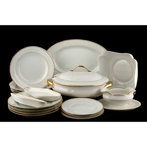 Sub.:4 - Lote: 1481 -  Vajilla con tres fuentes, ensaladera, sopera, dos platos de aperitivos, 12 platos hondos, 9 de postre y 22 llanos. (50 piezas). 