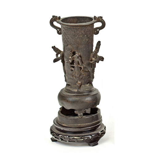 Sub.:4 - Lote: 1440 -  Jarr�n chino en bronce pavonado. Antiguo, de estilo arcaico , decorado con las figuras de cuatro inmortales tao�stas. 