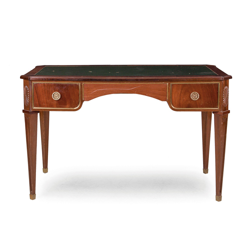 Sub.:4 - Lote: 1312 -  Bureau plat. De estilo Luis XVI. Con dos cajones y tapa en cuero verde. Aplicaciones en bronce.