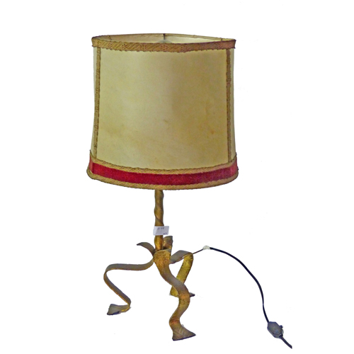 Sub.:4 - Lote: 1356 -  L�mpara de mesa. En hierro dorado, con pantalla.