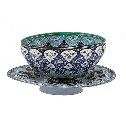 Sub.:40 - Lote: 339 -  Cuenco con su plato en metal esmaltado y decorado en blanco y azules.