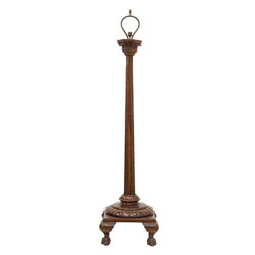 Sub.:40 - Lote: 230 -  L�mpara de pie en madera con fuste, capitel y basa tallados .Apoya sobre cuatro pies de garra