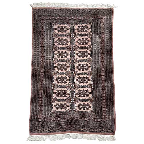 Sub.:40 - Lote: 254 -  Alfombra oriental en lana con decoraci�n geom�trica.