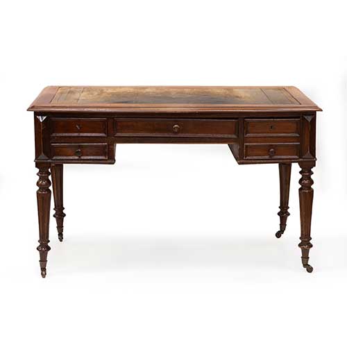 Sub.:40 - Lote: 266 -  Mesa de despacho con tapa de cuero verde y decoraci�n a la rueda en dorado con patas torneadas. �poca Alfonsina.