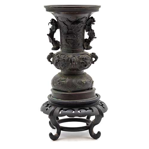 Sub.:40 - Lote: 343 -  Jarron chino en bronce con peana de madera