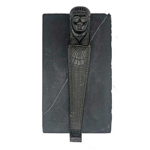 Sub.:40 - Lote: 243 -  Cari�tide egipcia en bronce con jerogl�ficos sobre base de m�rmol