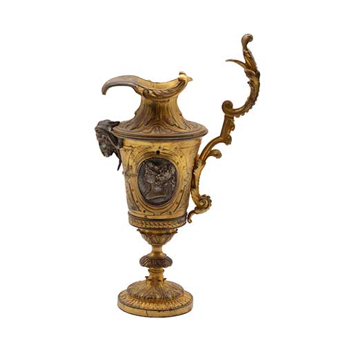 Sub.:40 - Lote: 344 -  Objeto decorativo con forma de jarra realizado en bronce dorado