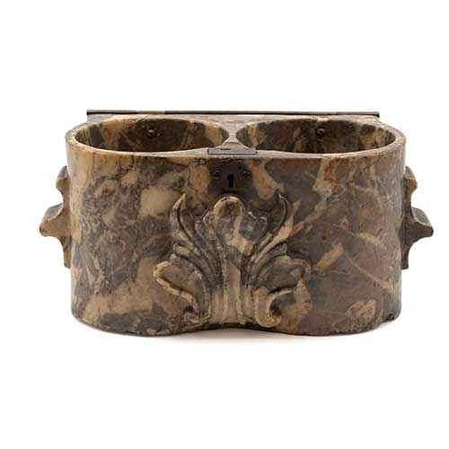 Sub.:40 - Lote: 320 -  Caja realizada en m�rmol con dos senos