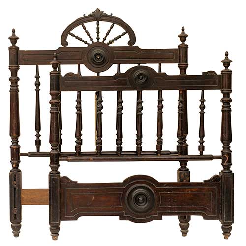 Sub.:40 - Lote: 228 -  Cama alfonsina en madera ebonizada con travesa�o trabajado.